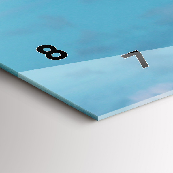 Orologi orizzontali Giraffa alta sullo sfondo del cielo