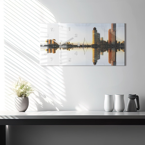 Orologi orizzontali Una città sul fiume