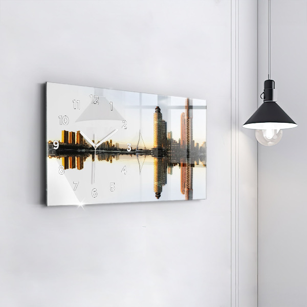 Orologi orizzontali Una città sul fiume