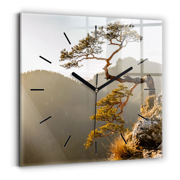 Orologio quadrato Un albero in montagna