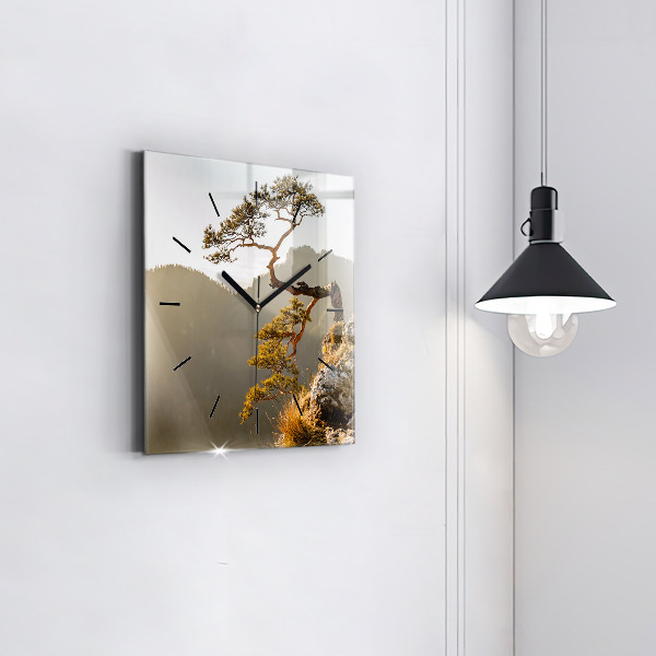 Orologio quadrato Un albero in montagna