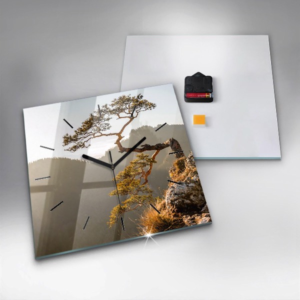 Orologio quadrato Un albero in montagna
