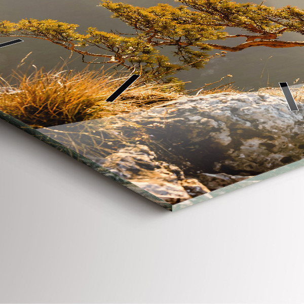 Orologio quadrato Un albero in montagna