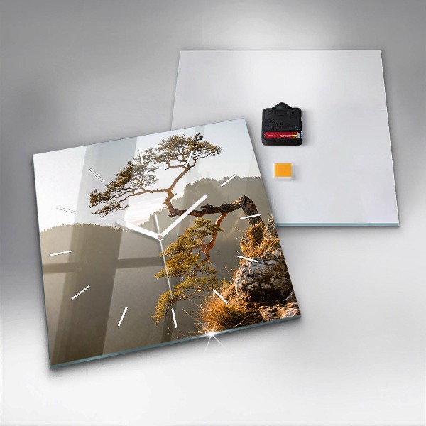 Orologio quadrato Un albero in montagna