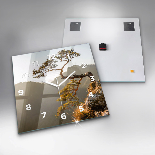 Orologio quadrato Un albero in montagna