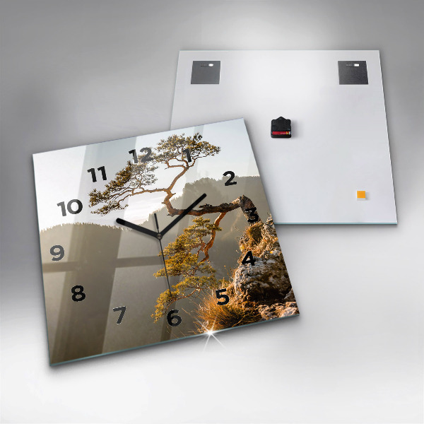 Orologio quadrato Un albero in montagna