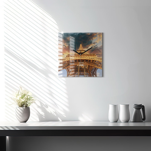 Orologio quadrato La Torre Eiffel contro le nuvole