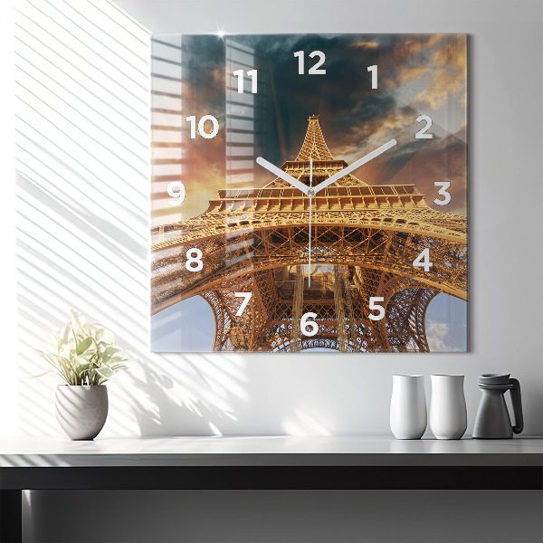 Orologio quadrato La Torre Eiffel contro le nuvole