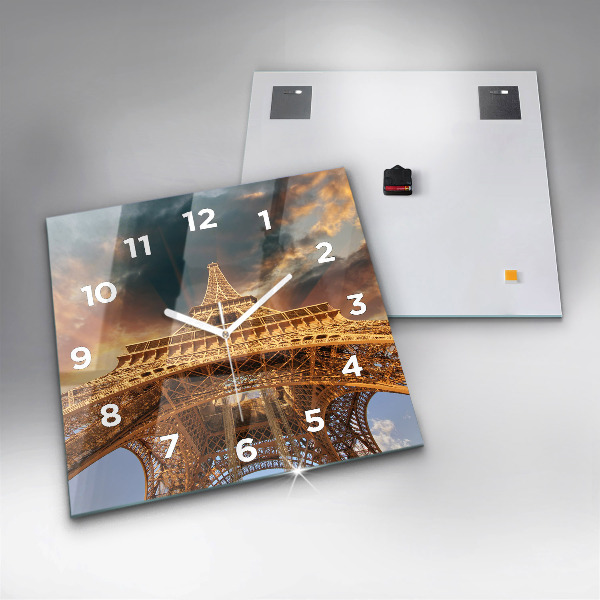 Orologio quadrato La Torre Eiffel contro le nuvole