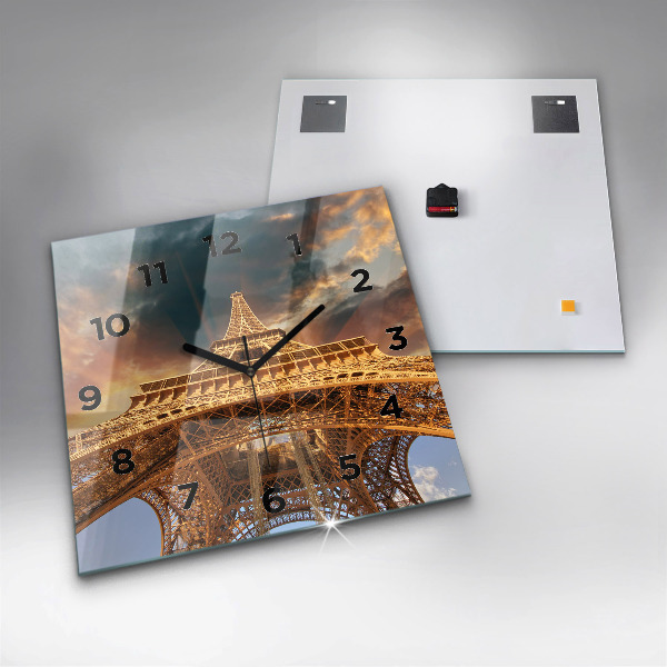 Orologio quadrato La Torre Eiffel contro le nuvole