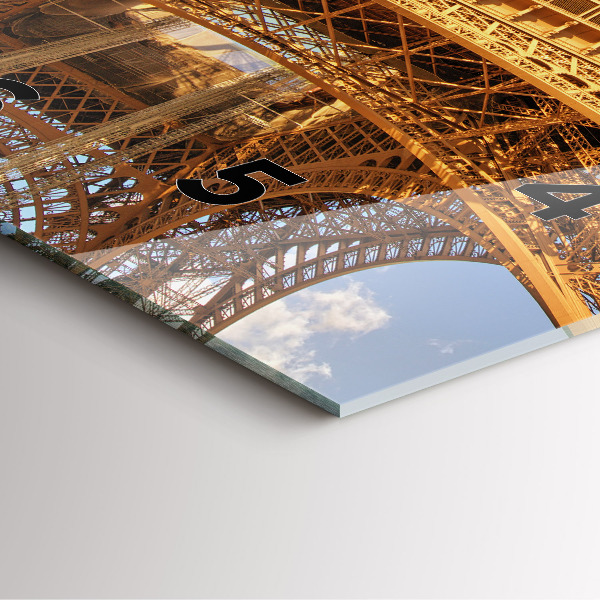 Orologio quadrato La Torre Eiffel contro le nuvole