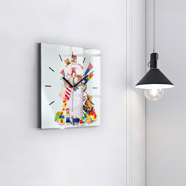 Orologio quadrato Cesto di vimini con giocattoli
