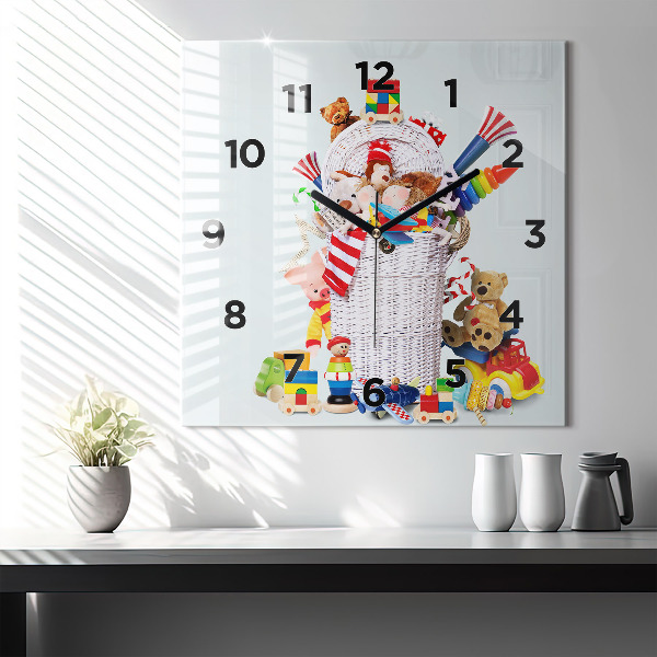 Orologio quadrato Cesto di vimini con giocattoli