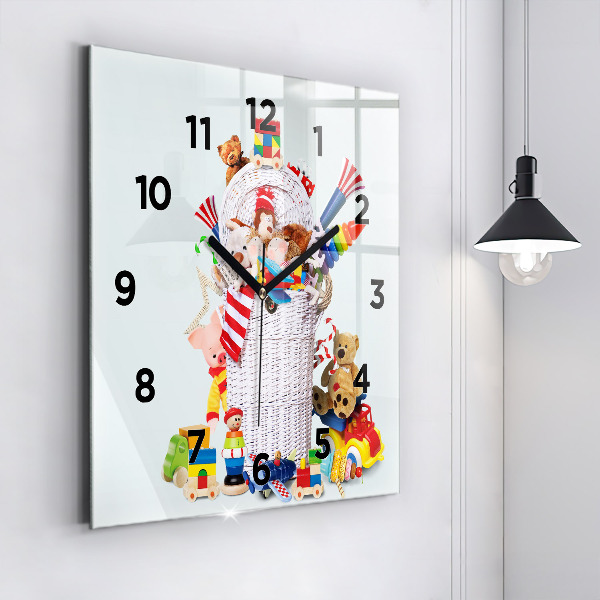Orologio quadrato Cesto di vimini con giocattoli