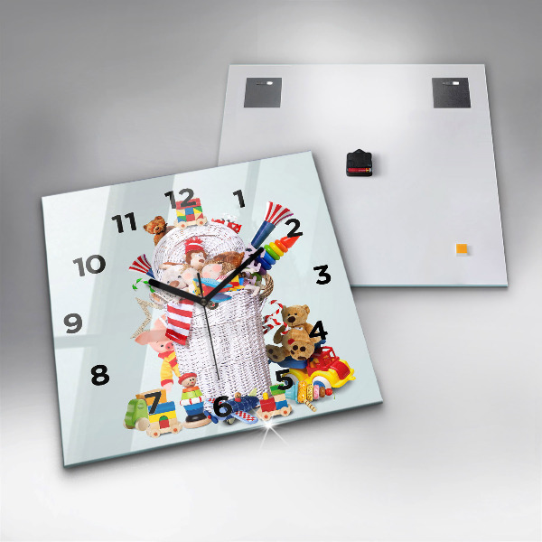 Orologio quadrato Cesto di vimini con giocattoli