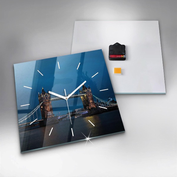 Orologio quadrato Tower Bridge Londra di notte