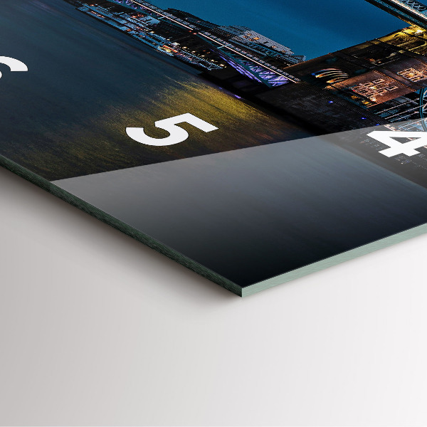 Orologio quadrato Tower Bridge Londra di notte