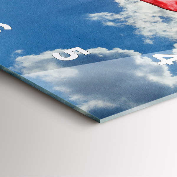 Orologio quadrato La bandiera polacca contro il cielo