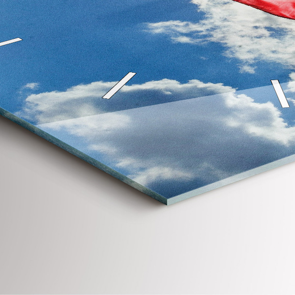 Orologio quadrato La bandiera polacca contro il cielo