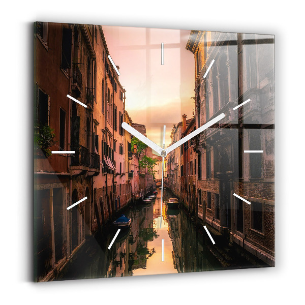 Orologio quadrato Vista del canale in città