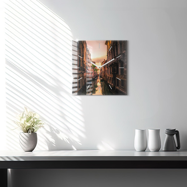 Orologio quadrato Vista del canale in città