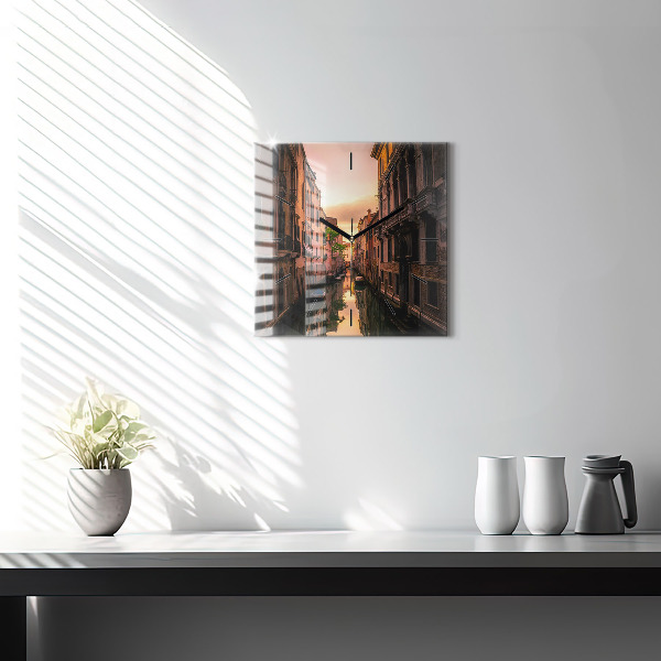 Orologio quadrato Vista del canale in città