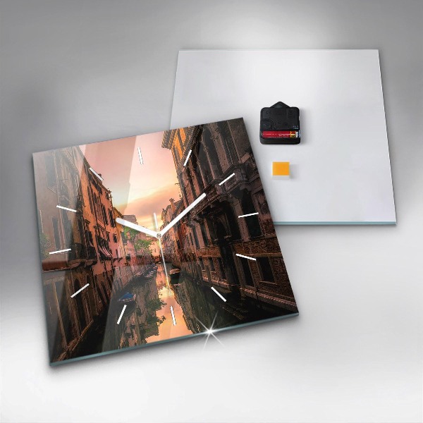 Orologio quadrato Vista del canale in città