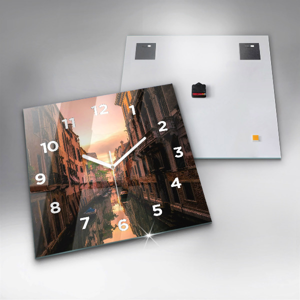 Orologio quadrato Vista del canale in città