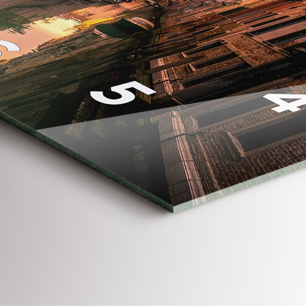 Orologio quadrato Vista del canale in città