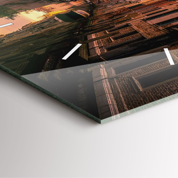 Orologio quadrato Vista del canale in città