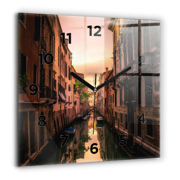 Orologio quadrato Vista del canale in città