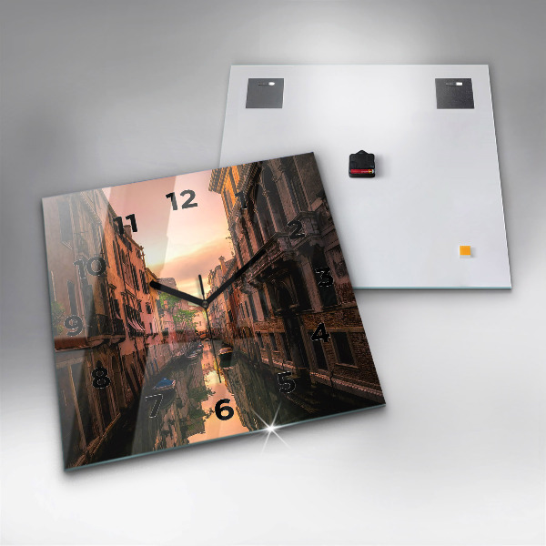 Orologio quadrato Vista del canale in città