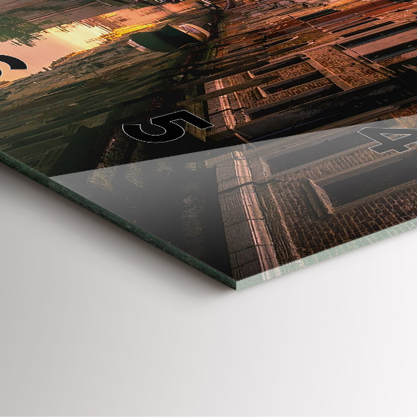 Orologio quadrato Vista del canale in città