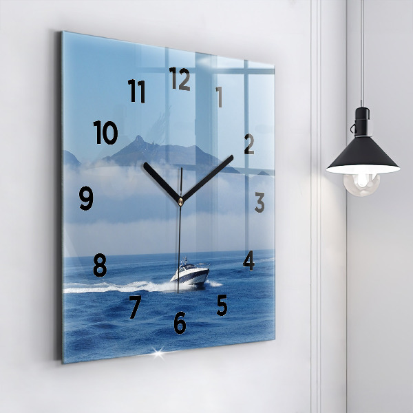 Orologio quadrato Una barca che galleggia sull'oceano