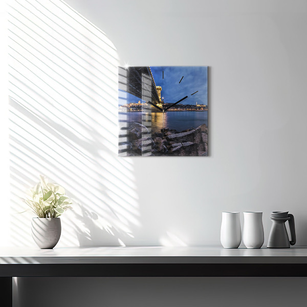 Orologio quadrato Costa rocciosa sotto il ponte