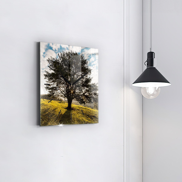 Orologio quadrato Un albero su una collina
