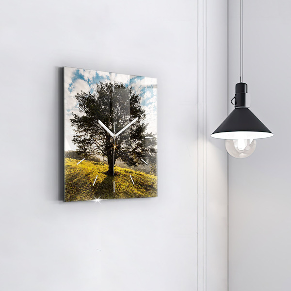 Orologio quadrato Un albero su una collina