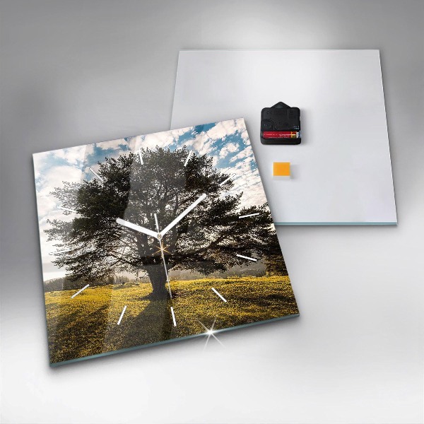 Orologio quadrato Un albero su una collina