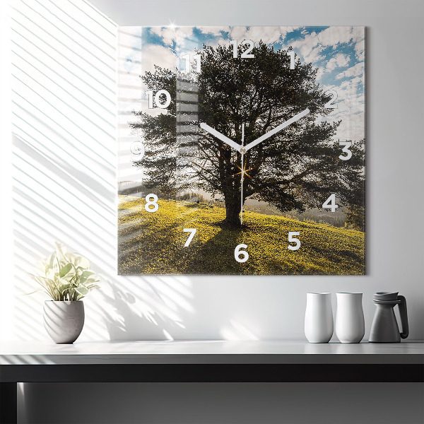 Orologio quadrato Un albero su una collina