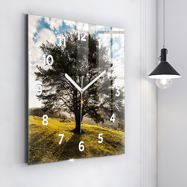 Orologio quadrato Un albero su una collina