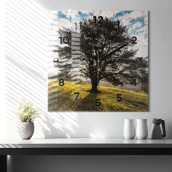 Orologio quadrato Un albero su una collina