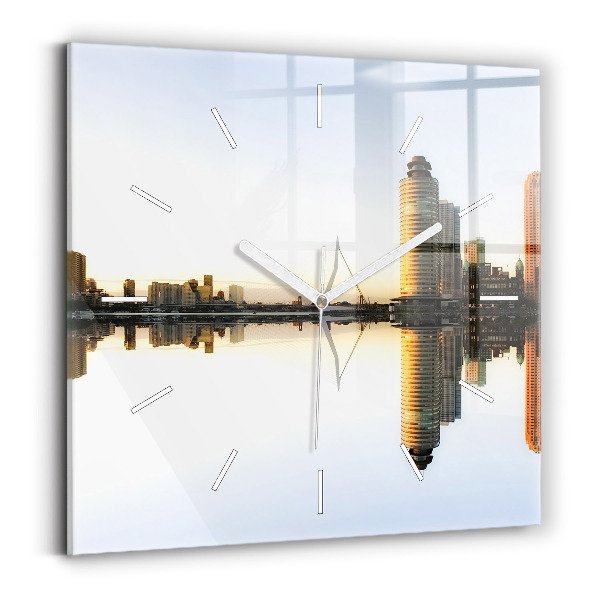 Orologio quadrato Una città sul fiume