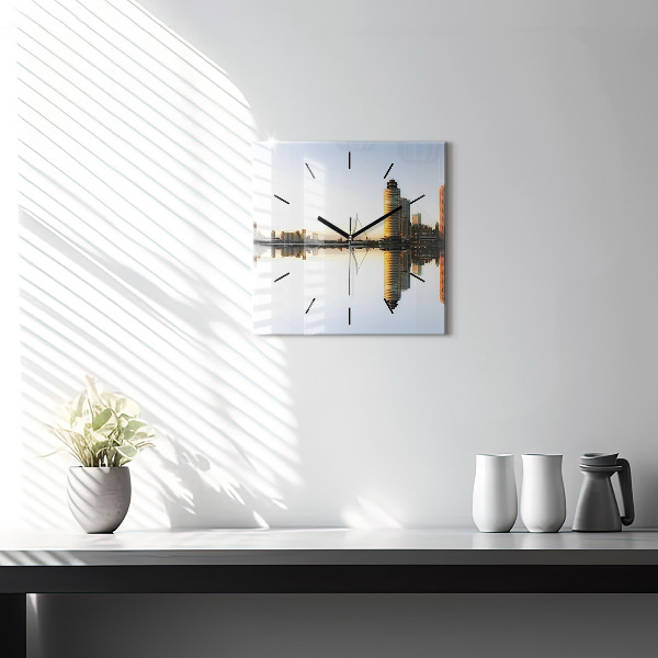 Orologio quadrato Una città sul fiume