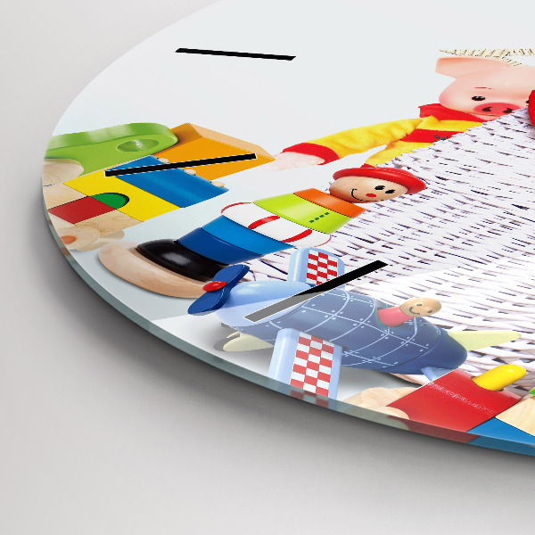 Orologio rotondo in vetro Cesto di vimini con giocattoli