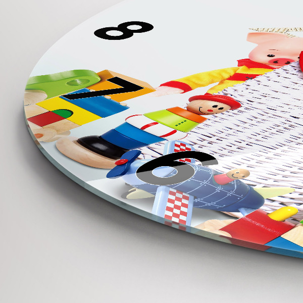 Orologio rotondo in vetro Cesto di vimini con giocattoli