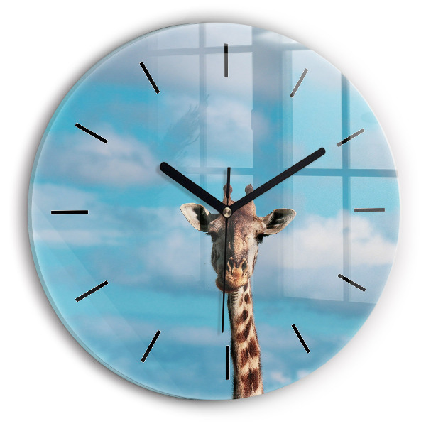 Orologio rotondo in vetro Testa di giraffa contro il cielo