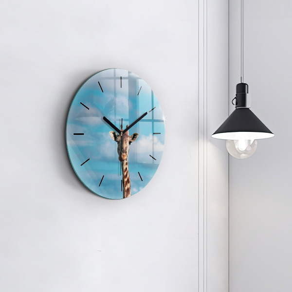 Orologio rotondo in vetro Testa di giraffa contro il cielo