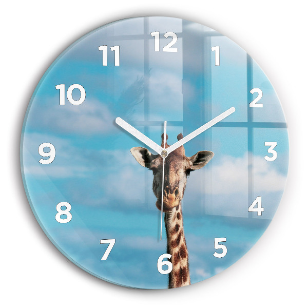 Orologio rotondo in vetro Testa di giraffa contro il cielo