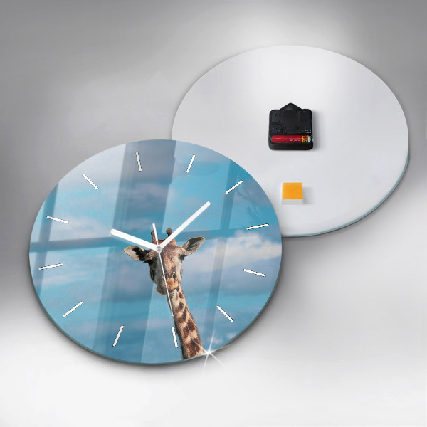 Orologio rotondo in vetro Testa di giraffa contro il cielo