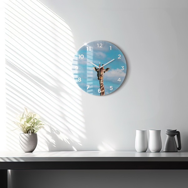 Orologio rotondo in vetro Testa di giraffa contro il cielo